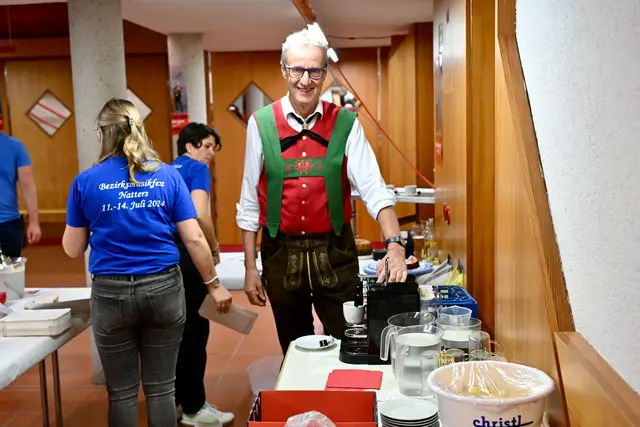 Hier müssen alle anpacken: Alt-Bürgermeister und MK-Ehrenmitglied Luis Falschlunger sorgte für ausreichend Kaffee.
