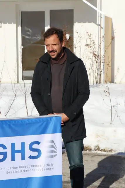 Abgeordneter des Tiroler Landtags, Florian Riedl gratuliert zum gelungenen Projekt und wünschte den Bewohnern alles Gute. | Foto: Kendlbacher