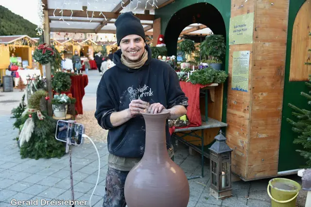 Ein Töpfermeister vor seiner Vase beim Adventmarkt in Gleisdorf.  | Foto: Gerald Dreisiebner