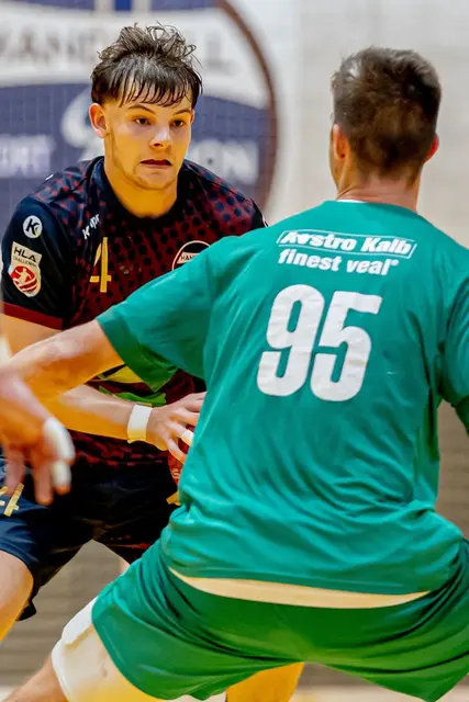 Paul Hinterreiter im Duell gegen Eggenburgs Topscorer Jonathan Provin | Foto: Robert Edegger