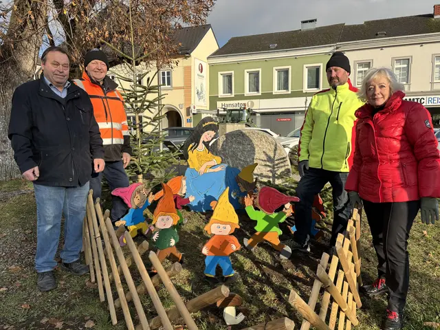 Josef Wittberger, Johann Prückler-Eßl, Franz Kapplmüller und Ingrid Reininger beim Schneewittchen und den sieben Zwergen. | Foto: MeinBezirk Perg/Köck