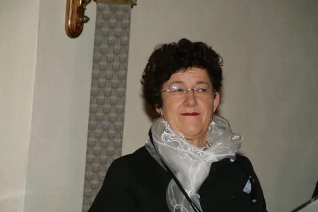 Elisabeth Brunner führte durch das Programm und las stimmungsvolle Texte zur Adventzeit. | Foto: Peter Sattler