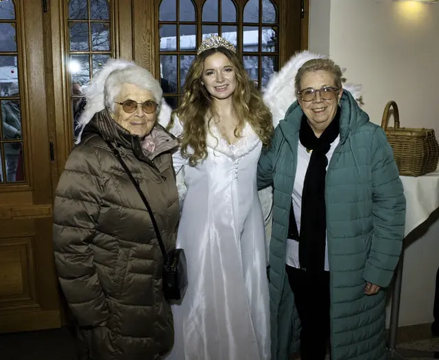 Waltraud Hazivar und Irmgard Simanek mit dem Christkind | Foto: Markus Achleitner