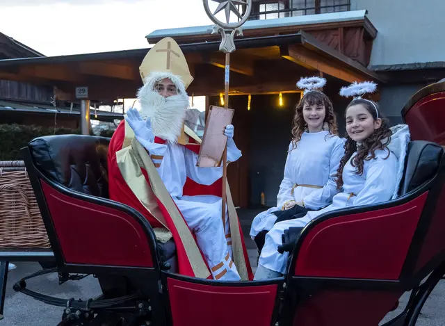 Der Nikolaus mit seinen beiden Engeln beschenkte die Kinder