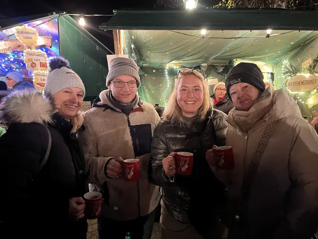 Fiona Karlik, Georg Seidl, Belinda Titz und Sabine Seidl genießen die stimmungsvolle Atmosphäre  | Foto: Franziska Führer