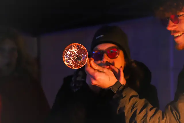 Beim Stand von Glasbläser Franz Eric Kocher konnte man selber eine Christbaumkugel aus Glas blasen. | Foto: Iris Bloder
