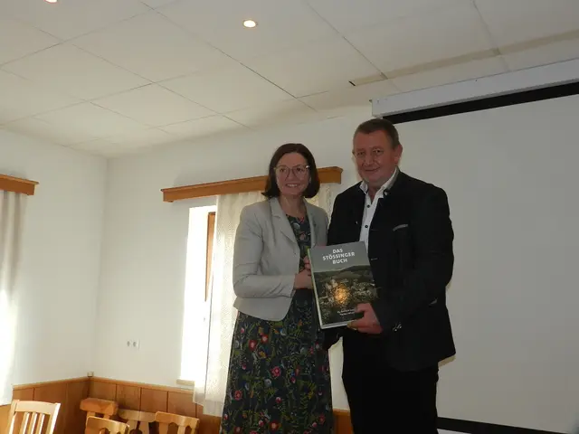 LAbg Doris  Schmidl, Bgm  Ing  Christian Walzl Übergib der Frau LAbg ein Stössing Buch | Foto: Heribert Punz
