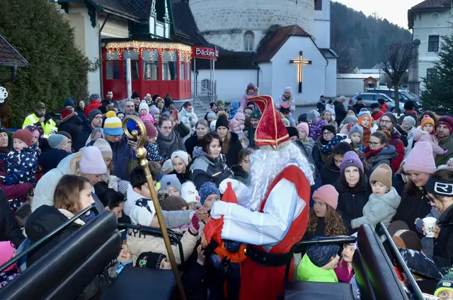 Leuchtende Kinderaugen am ersten Adventsonntag in Scheiblingkirchen- Für jedes Kind gab es vom Nikolaus (Markus Reisenbauer) ein Sackerl. | Foto: Elisabeth Peinsipp 