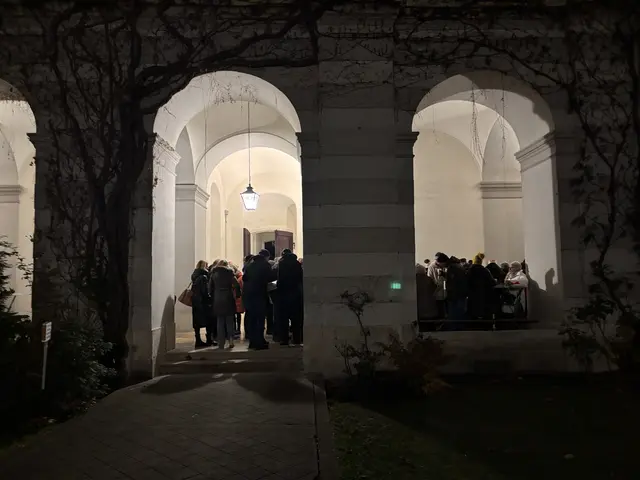 Im Kreuzgang versammelten sich die Gäste bei Punsch und wärmten sich von innen. | Foto: Schauer