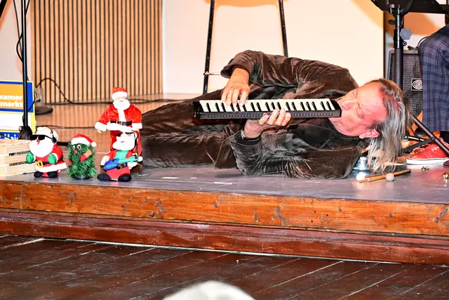 Best of Markus - hier beim traditionellen "Es wird scho glei dumper" mit eine Special für das Santa-Claus-Quartett ... | Foto: Hassl