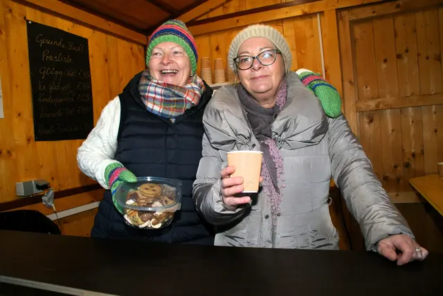 Die Damen von der "Gesunden Stadt Jennersdorf" servierten Kekse und köstlichen Punsch.  | Foto: Peter Sattler