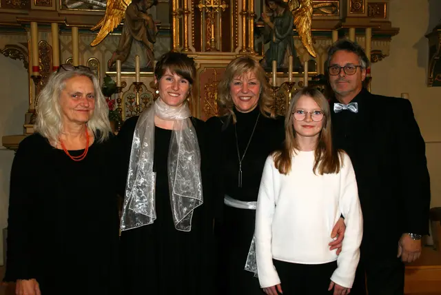 Von Links: Organistin Ines Rothbauer, Martina Gantschnig, Andrea Werkovits, Sarah Kahr und Martin Werkovits.  | Foto: Peter Sattler