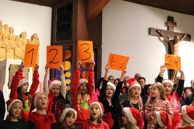 Mit viel Begeisterung sangen die Kinder zum Adventbeginn. 