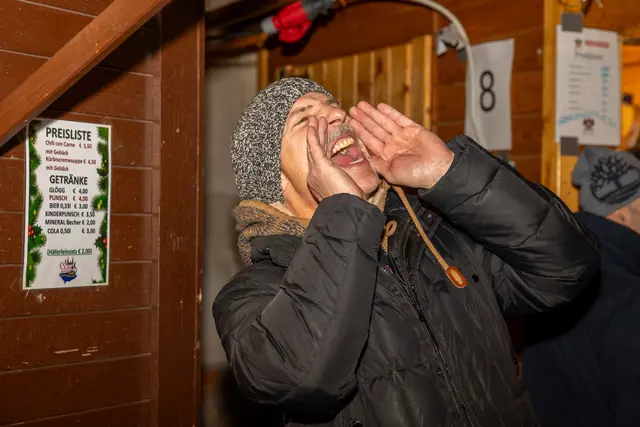 Patrick Leiner kündigt seine Maroni zusätzlich mit lauten Rufen an. | Foto: cine-motion.at / R. Ivanek