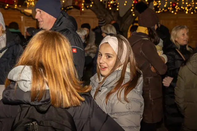 Alina hilft hier auch schon mit, aber eine Pause mit Freundin ist immer willkommen. | Foto: cine-motion.at / R. Ivanek