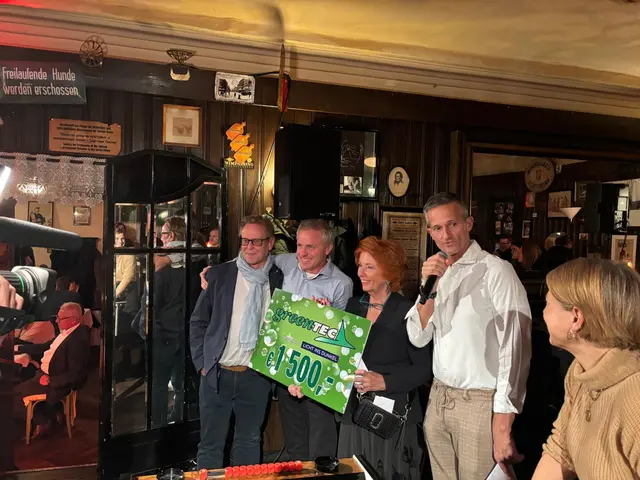 Während sich Schauspielerin Kristina Sprenger am Wuzzeltisch vorbereitet spendeten Johannes Gold und Georg Zoglauer von "greenTEC"  | Foto: Bernd Dorner