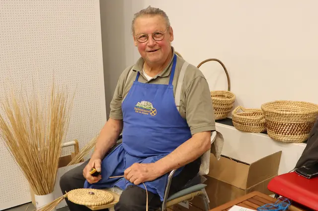 Korbnäher Josef Stering konnte man beim Arbeiten auf die Finger schauen | Foto: Gerhard Langmann