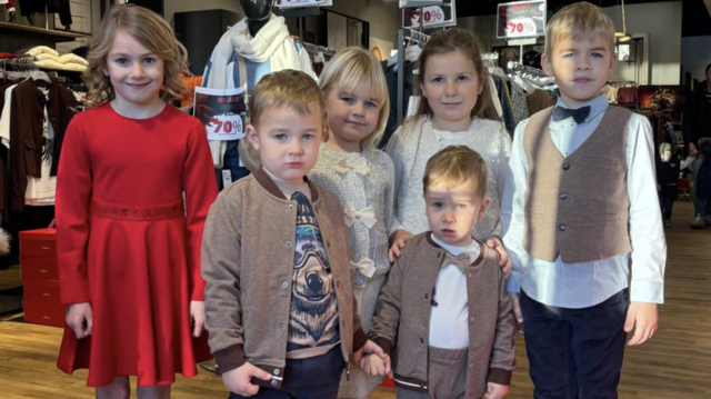 Mädchen und Buben präsentierten bei einer Kinder-Modenschau mit sichtbar viel Freude aktuelle Mode mit Kleidchen, Jacken und Jeans. | Foto: Manuela Danzinger