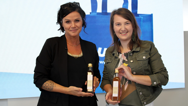 Christabel Ettl (r.) mit ihrem selbstgebrauten "Wundertrunk" made in Wels: Oxymel. | Foto: Ettl