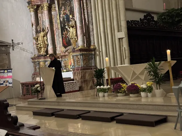 Pater Michael Weiss stimmte auf die Vorweihnachtszeit ein. | Foto: Schauer