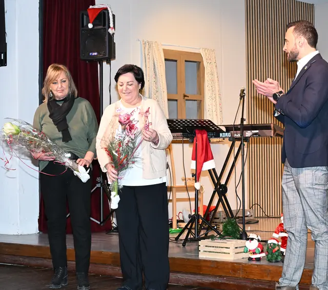 Blumen und großen Applaus gab es vür Andreas Schabuß (li.) und ihre Vorgängerin Sabine Nagl. | Foto: Hassl