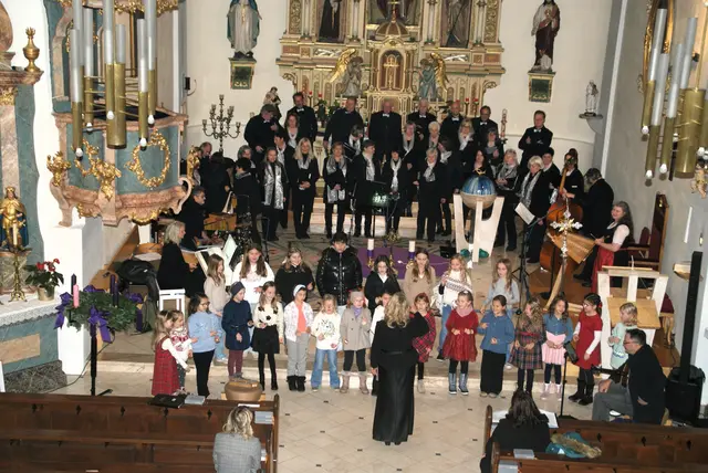 Gesangverein und Volksschulchor bezauberten mit stimmungsvollem Konzert. | Foto: Peter Sattler