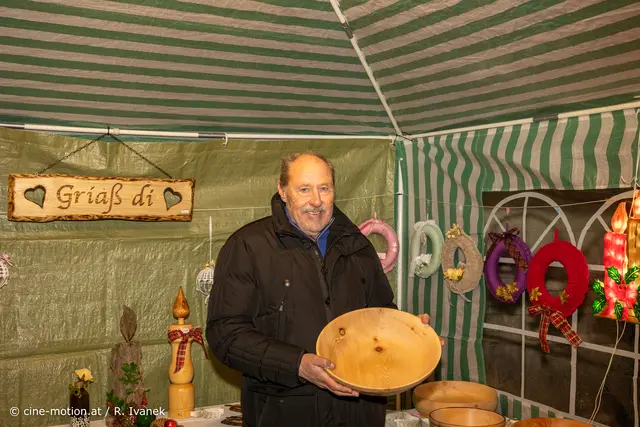 Pepi aus Mannswörth mit seinem Zirbenholzprodukten. | Foto: cine-motion.at / R. Ivanek