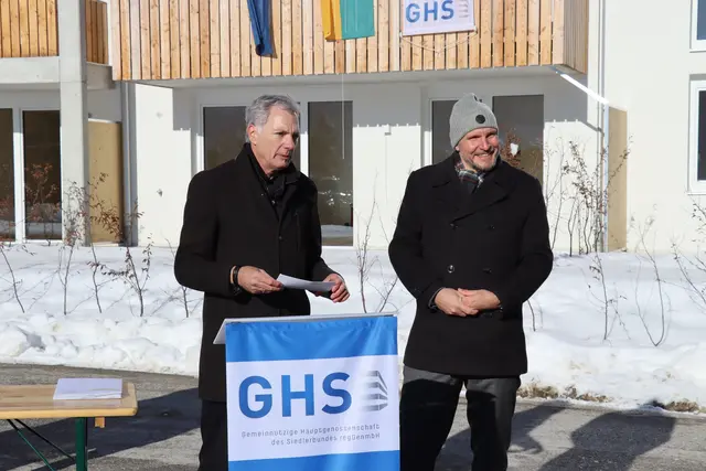 GHS-Vorstand Dietmar Waldeck (li.) begrüßte alle Anwesenden, die zur Schlüsselübergabe gekommen sind. | Foto: Kendlbacher