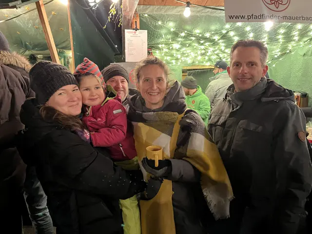 Karin Haager und Valentina, Ulla Müller-Uri, Claudia Berner-Erban und Marcus Berner genossen die festliche Eröffnung vor der Kartause  | Foto: Franziska Führer