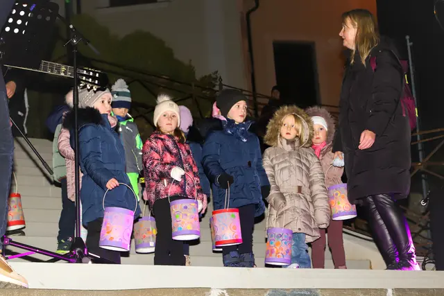 Die Kinder vom Kindergarten Etzersdorf kamen mit ihren wunderschönen Laternen | Foto: Iris Bloder