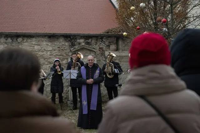 Der Pfarrer segnete im Zuge der Veranstaltung den Adventkranz vor der Pfarrkirche in Trausdorf. | Foto: Sophia Braun