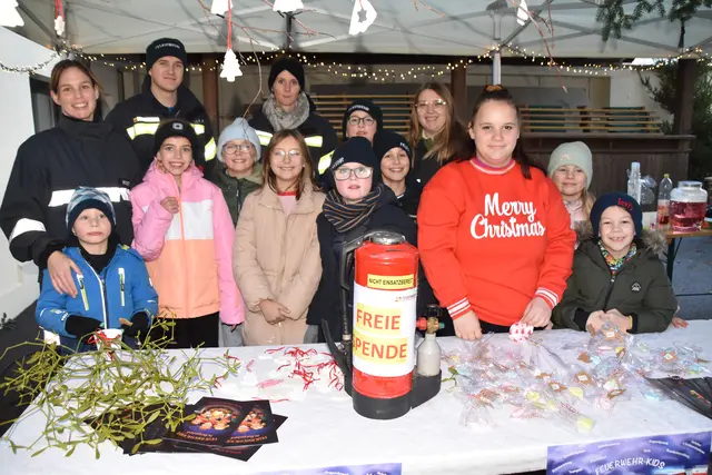 Die Feuerwehrjugend war ebenfalls aktiv mit dabei. | Foto: MeinBezirk/Michael Strini