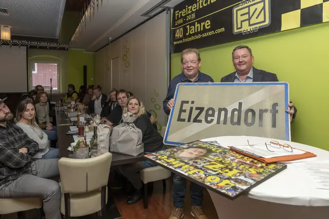 Bürgermeister Erwin Neubauer übergab dem ehemaligen Eizendorfer Karl "Dezi Buchmayr" eine Ortstafel der ehemaligen Ortschaft. | Foto: Günther Iby