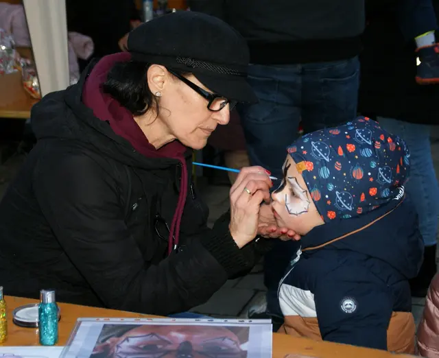 Lustiges Kinderschminken. | Foto: Peter Sattler