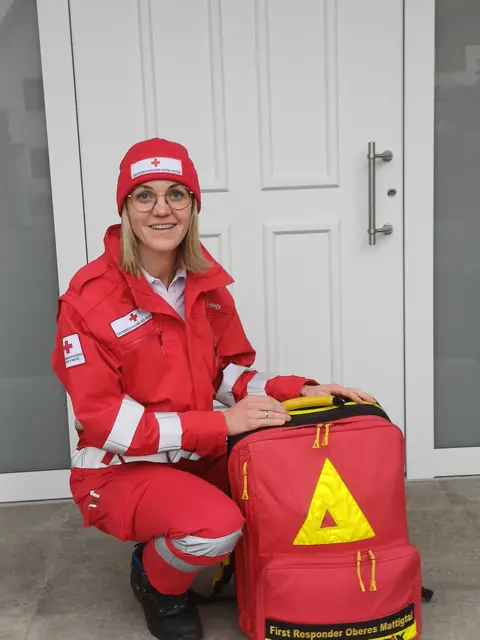 Regina Enthammer ist als Rettungssanitäterin im Einsatz für Menschen in Not. | Foto: Enthammer