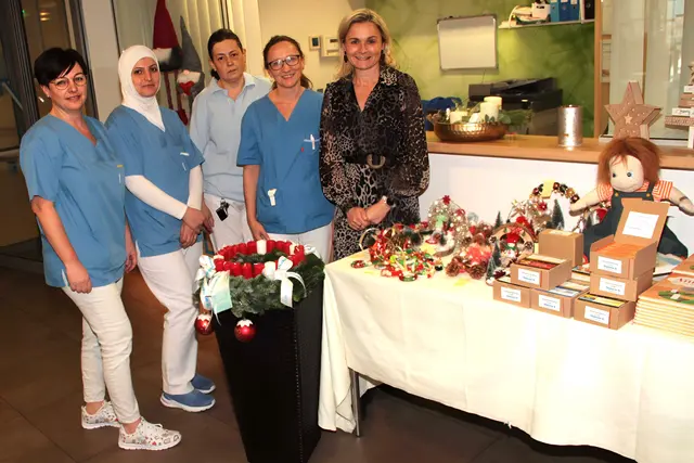 Sehr einladend, gemütlich und liebevoll wurden die Bewohnerinnen und Bewohner sowie alle Gäste im Demenz (im) Zentrum in Oberwart zu einer besinnlichen Adventfeier von Pflegedienstleiterin Kerstin Nemeth (re.) und ihrem Team begrüßt.  | Foto: Peter Seper