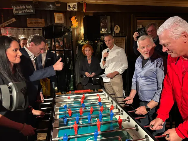 Anja und Ckaus Rechberger traten beim Tischfußball gegen Toni Polster an | Foto: Bernd Dorner