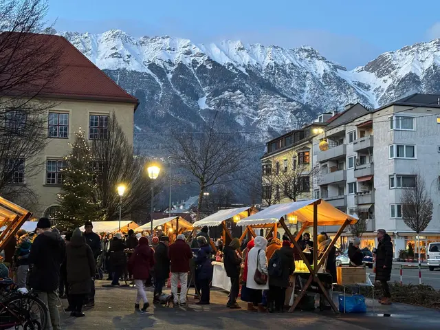 Der Pradler Adventmarkt sorgte in den Abendstunden für einen gefüllten Pradler Platz.  | Foto: Königer