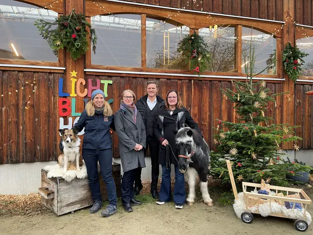 v.l.n.r.: Therapiehund Joli, Roswitha Zink (Geschäftsführerin Lichtblickhof), Bezirksvorsteherin Penzing Michaela Schüchner (SPÖ), Gery Seidl (Lichtblickhof-Botschafter), Landtagsabgeordnete und Gemeinderätin Andrea Mautz (SPÖ) und Pony Daisy freuen sich über Besuch.  | Foto: Lichtblickhof