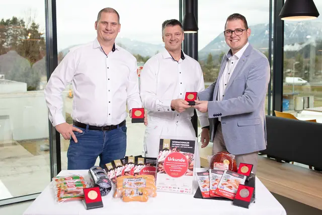 Die Produktionsleiter Roman Hartl und Roland Altersberger sowie Betriebsleiter René Standmann präsentieren stolz ihre Goldmedaillen. | Foto: SPAR/Gleissfoto