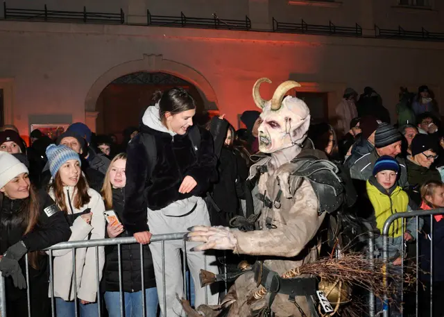 Ein bisserl gruselig wars dann doch: Die Krampusse hielten sich jedoch vornehm zurück. | Foto: Sascha Trimmel