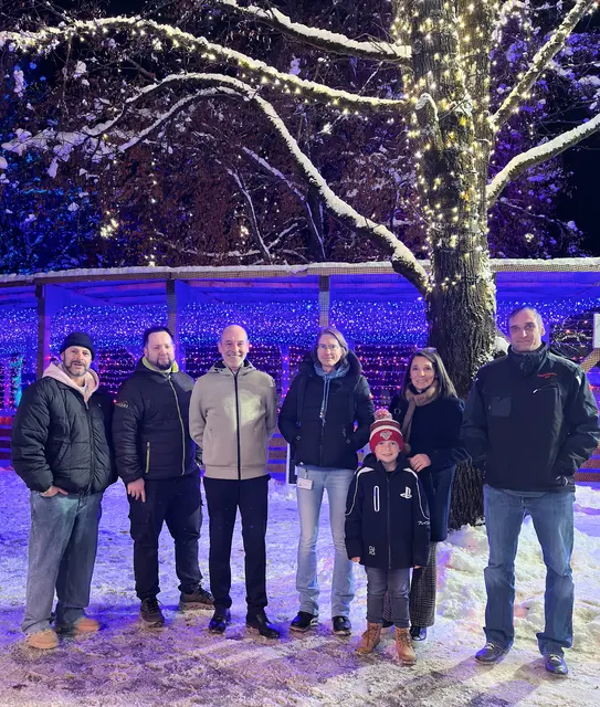 v.l.: André Schütter (Streetstyle), Marcel Sacha (Alpentherme Ehrenberg), Christian Strigl (Obmann Wirtschaftskammer Reutte), Bernhard Iwanenko (Red Zac eWelt), Monika Lechenbauer-Thurner (Obfrau Kaufmannschaft Reutte) mit Glücksengerl Max und seinem Papa Helmut Keck (rechts). | Foto: Kaufmannschaft Reutte