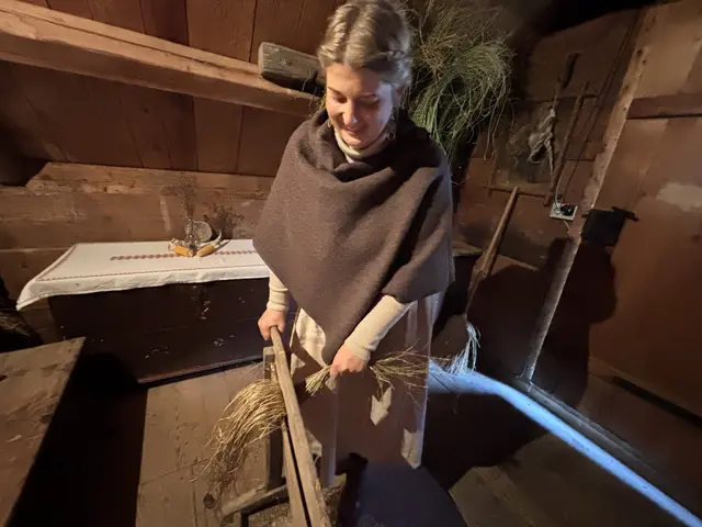 Maria Obermeier beim Brecheln: Dabei wird das Holz aus den Halmen herausgebrochen, damit man die Fasern freilegen kann.  | Foto: MeinBezirk/Angelina Koidl