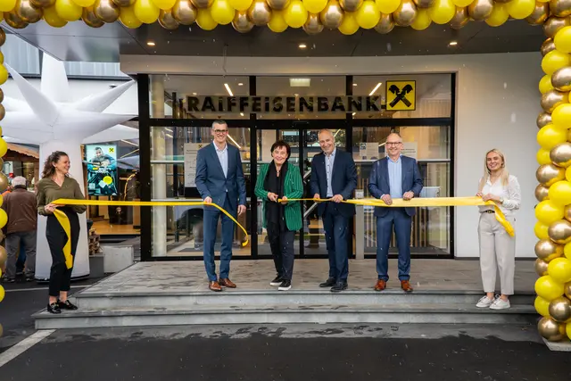 Nach mehrmonatigem Umbau präsentiert sich die Filiale in Straßgang in neuem Design.  | Foto: MN / jack-coleman.com