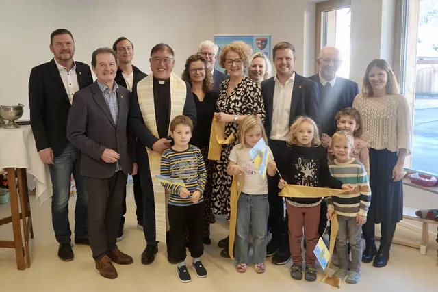 Vizebürgermeistert Franz Brunthaler, Bürgermeister a.D. Heinz Konrad, Architekt Markus Schrefl, Pfarrer Laurentius, Kindergartenleiterin Heidrun Weinzierl, Andreas Mölzer, Familienlandesrätin Christiane Teschl-Hofmeister, Kindergarteninspektorin Brigitte Studener, Bürgermeister Patrick Pipp, Pfarrer Wolfgang Payrich und TBE-Leiterin Tamara Feytl mit Mario, Sophie, Julia, Helene und Emil | Foto: Weinzierl