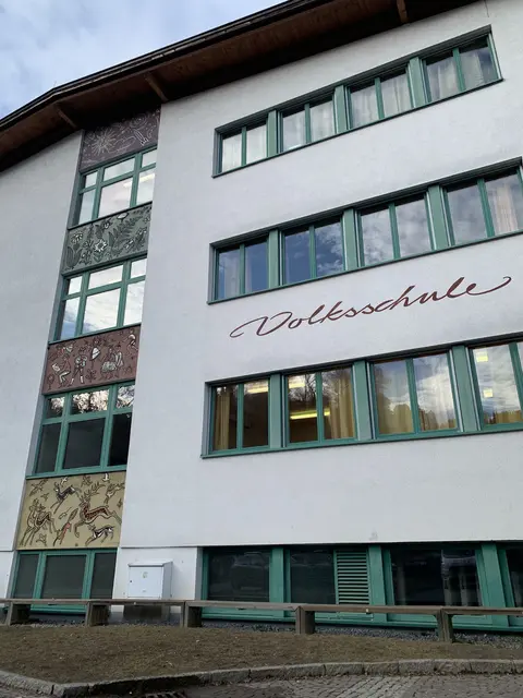 Die Volksschule in Völs ist seit einiger Zeit Gesprächsstoff in der Gemeinde. Eine Petition brachte die Diskussion ins Rollen.  | Foto: VP Völs