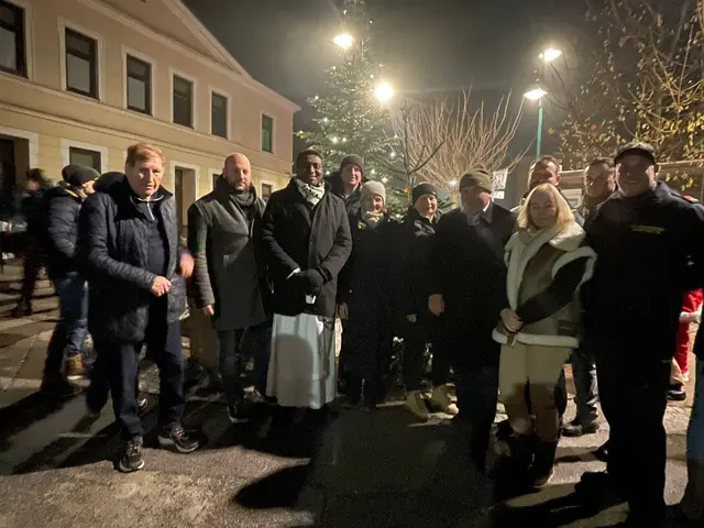 Ortsvorsteher und DEV Obmann GR Manfred Grimm, GGR David Diabl, Pater Nestor, Christian Ponweiser, Dr. Bettina Reiterer, Elvira Schnabl, Bürgermeister Bernhard Karnthaler, Stefan Klinglmüller, Frau Fasching, Obst. Wolfgang Lang, Karl Zehetner jun. | Foto: Marktgemeinde Lanzenkirchen