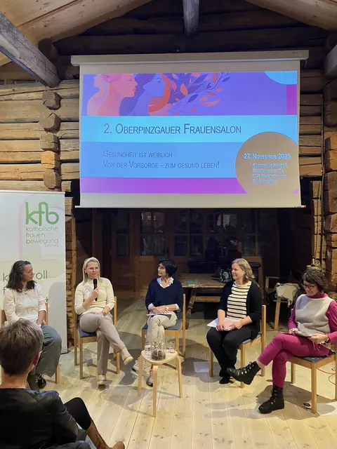 Die Referentinnen:  v.l.: Mag.a Karin Weiskopf, Hebamme Bianca Lackner,  Dr.in med. univ. Ingrid Novotna-Krabbe, Apothekerin Mag.a pharm. Astrid Brandstetter und Moderatorin Susanne Hirschbichler.  | Foto: Katholische Frauenbewegung Salzburg