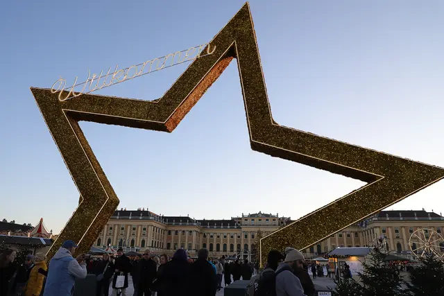 Der sehbehinderte Journalist nimmt den Christkindlmarkt anders wahr als die meisten Besucherinnen und Besucher. | Foto: Nicole Kawan