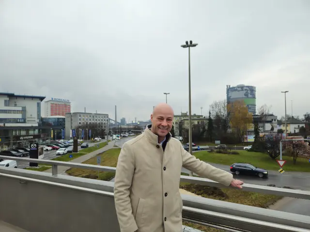Mobilitätsreferent Vizebürgermeister Martin Hajart (ÖVP) weihte die neue Fußgängerbrücke ein. | Foto: Stadt Linz
